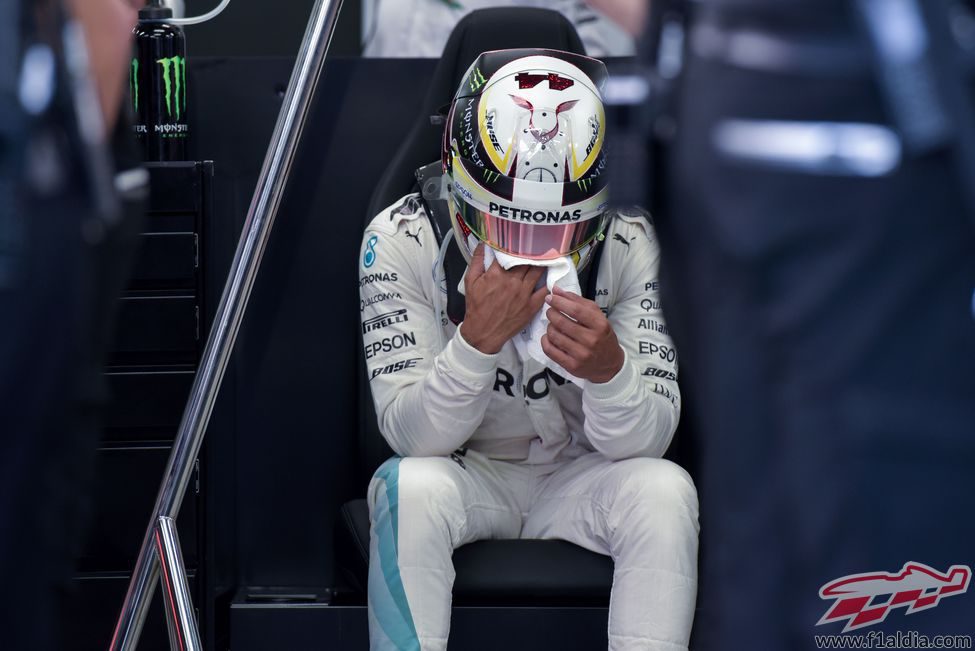 Lewis Hamilton se limpia el casco