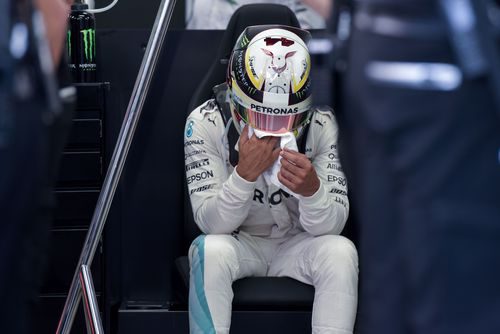 Lewis Hamilton se limpia el casco