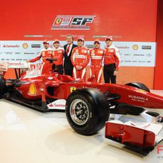 Montezemolo junto a sus cinco pilotos