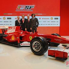 Piero Ferrari también posa junto al F10