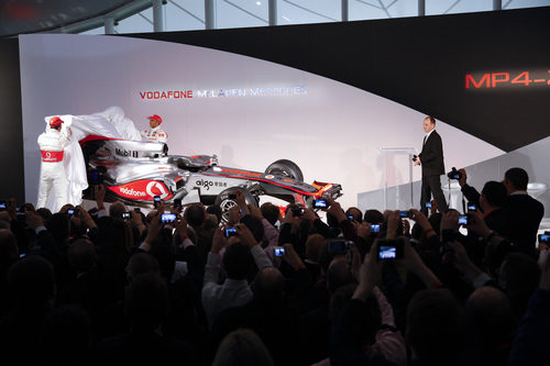 El MP4-25 se presenta