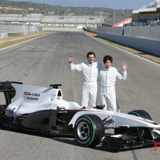 Pedro y Kamui posan con su nuevo coche