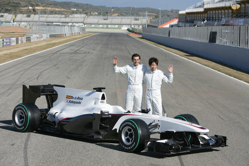 Pedro y Kamui posan con su nuevo coche