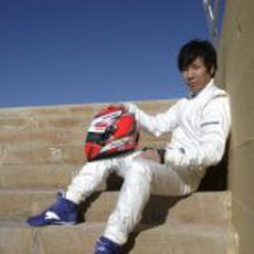 Kamui sentado junto a su casco