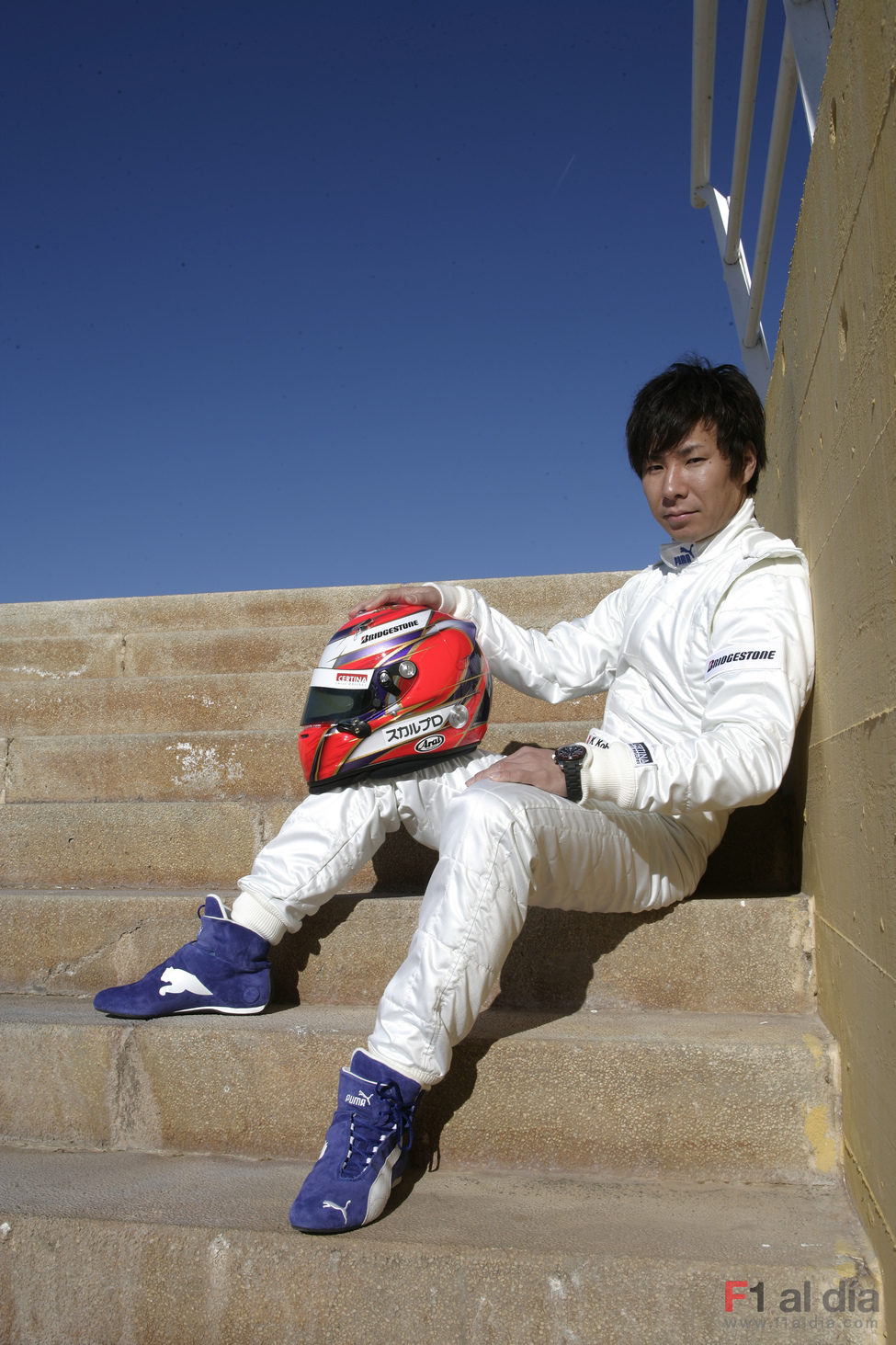 Kamui sentado junto a su casco