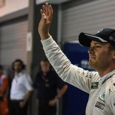 Nico Rosberg saluda desde el parque cerrado
