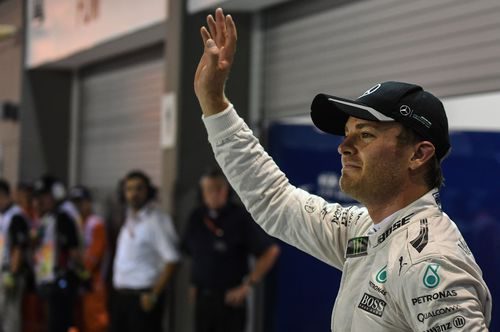 Nico Rosberg saluda desde el parque cerrado