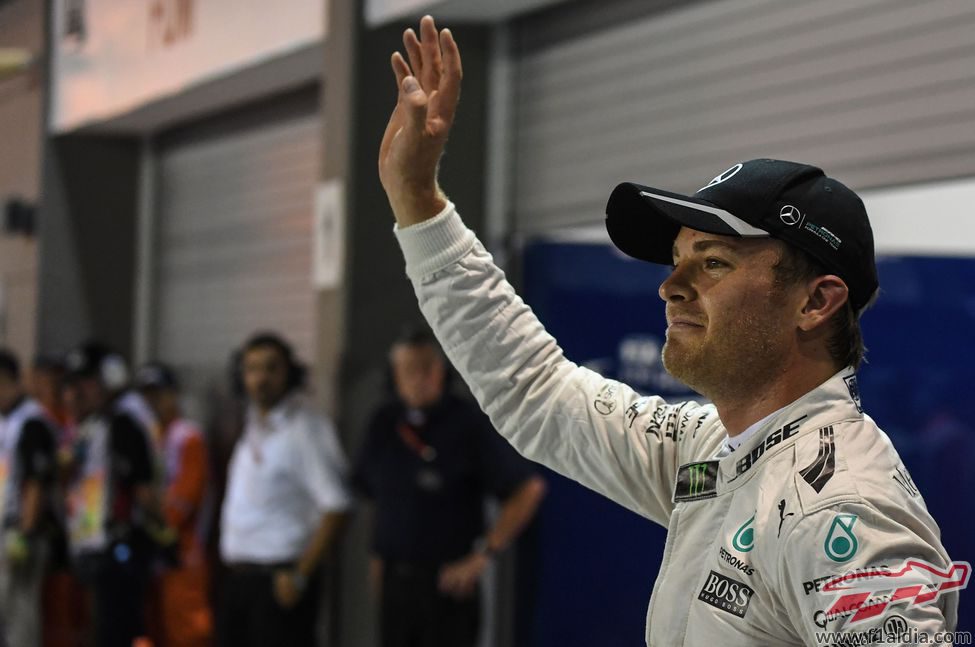 Nico Rosberg saluda desde el parque cerrado