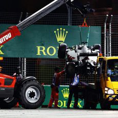 La grúa se lleva el coche de Romain Grosjean