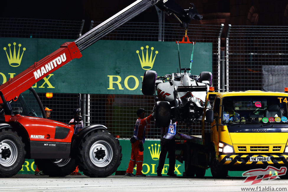 La grúa se lleva el coche de Romain Grosjean