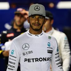 Gesto medianamente serio de Lewis Hamilton