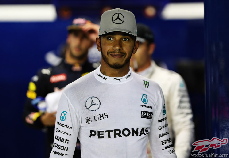 Gesto medianamente serio de Lewis Hamilton