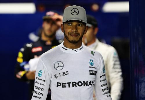 Gesto medianamente serio de Lewis Hamilton