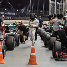 Nico Rosberg camina entre los coches