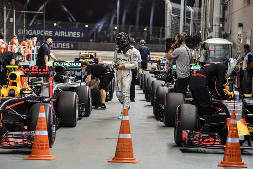 Nico Rosberg camina entre los coches