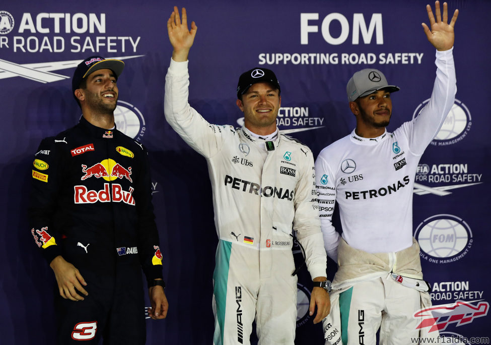 Rosberg, Ricciardo y Hamilton saludan en Marina Bay