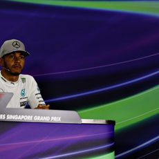 Lewis Hamilton serio en la rueda de prensa