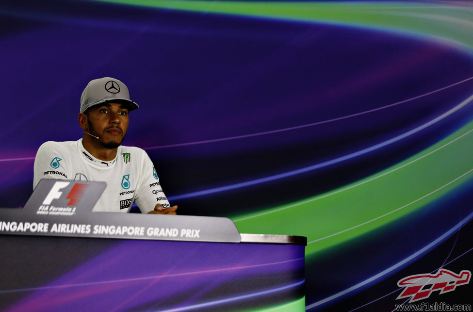 Lewis Hamilton serio en la rueda de prensa