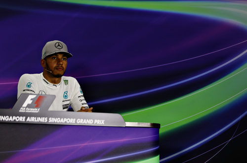 Lewis Hamilton serio en la rueda de prensa