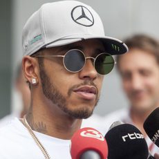 Lewis Hamilton atiende a los periodistas en Sepang