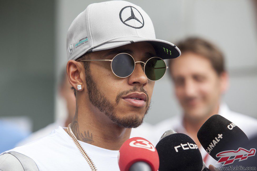 Lewis Hamilton atiende a los periodistas en Sepang