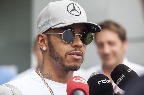 Lewis Hamilton atiende a los periodistas en Sepang