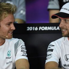 Nico Rosberg y Jenson Button juntos en la rueda de prensa