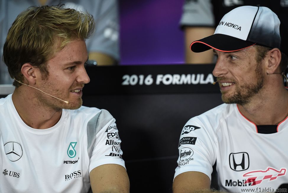 Nico Rosberg y Jenson Button juntos en la rueda de prensa