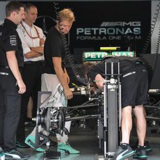 Trabajos iniciales en el coche de Nico Rosberg