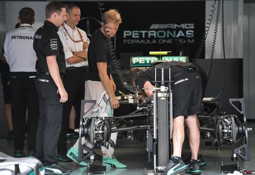 Trabajos iniciales en el coche de Nico Rosberg