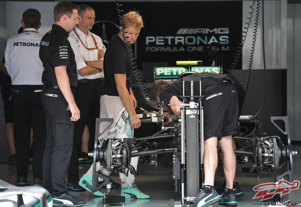 Trabajos iniciales en el coche de Nico Rosberg
