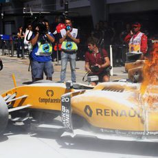 El coche de Kevin Magnussen se incendia en Sepang