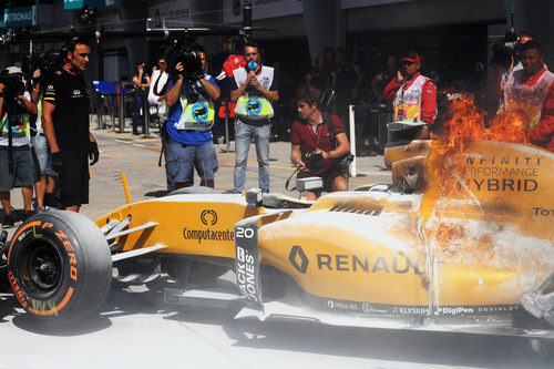 El coche de Kevin Magnussen se incendia en Sepang