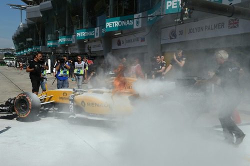 Incendio en el coche de Kevin Magnsusen en los Libres 1