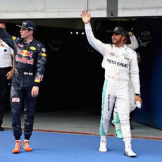 Lewis Hamilton y Max Verstappen saludan en Sepang