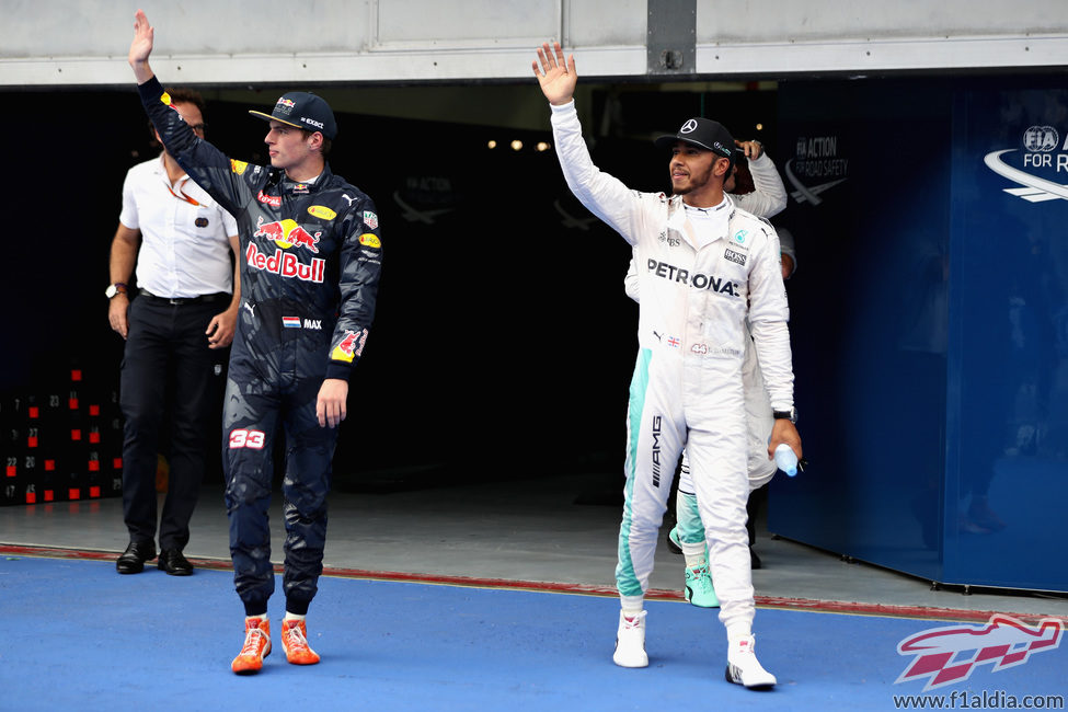 Lewis Hamilton y Max Verstappen saludan en Sepang