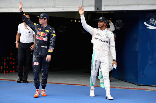 Lewis Hamilton y Max Verstappen saludan en Sepang