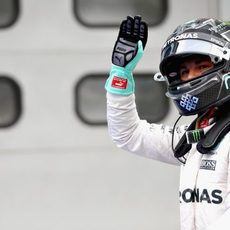 Nico Rosberg saluda a los aficionados en Sepang