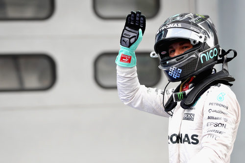 Nico Rosberg saluda a los aficionados en Sepang