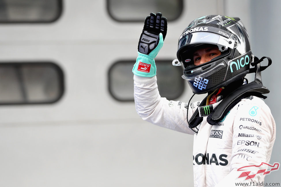 Nico Rosberg saluda a los aficionados en Sepang