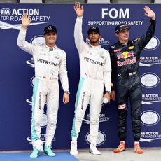 Hamilton, Rosberg y Verstappen saludan a las gradas