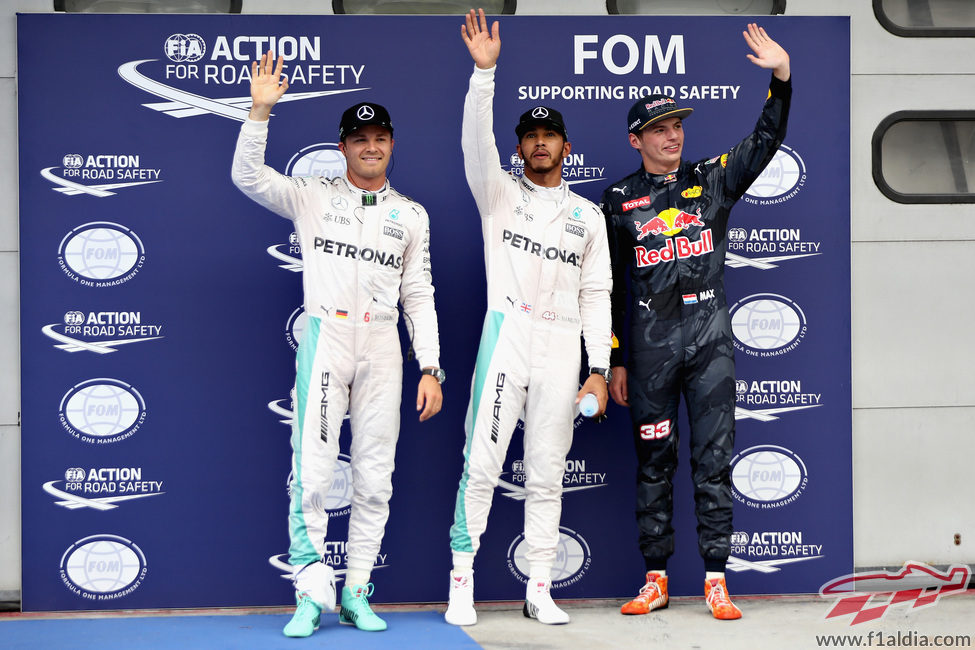 Hamilton, Rosberg y Verstappen saludan a las gradas