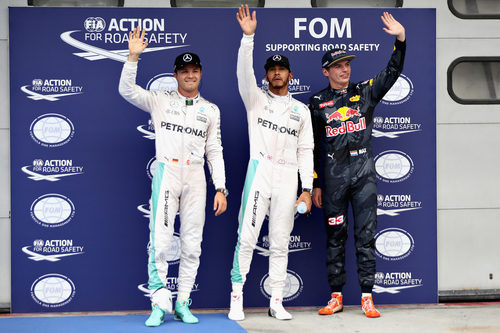 Hamilton, Rosberg y Verstappen saludan a las gradas