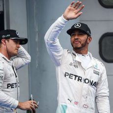 Lewis Hamilton y Nico Rosberg se llevan la primera fila en Sepang