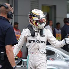 Lewis Hamilton en el parque cerrado de Sepang