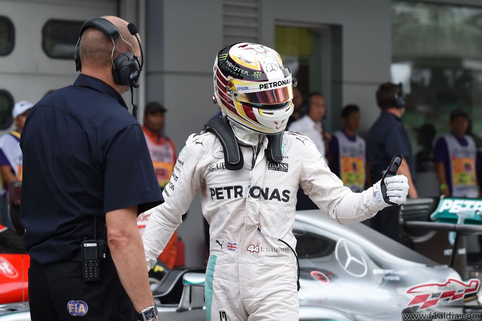 Lewis Hamilton en el parque cerrado de Sepang