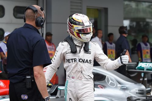 Lewis Hamilton en el parque cerrado de Sepang