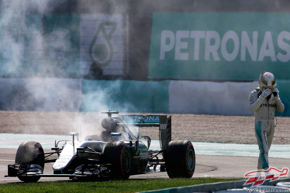 Lewis Hamilton abandona en Sepang