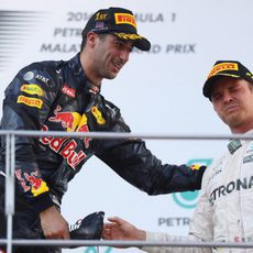 Daniel Ricciardo y Nico Rosberg en el podio de Malasia