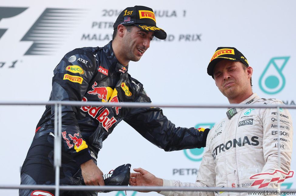 Daniel Ricciardo y Nico Rosberg en el podio de Malasia